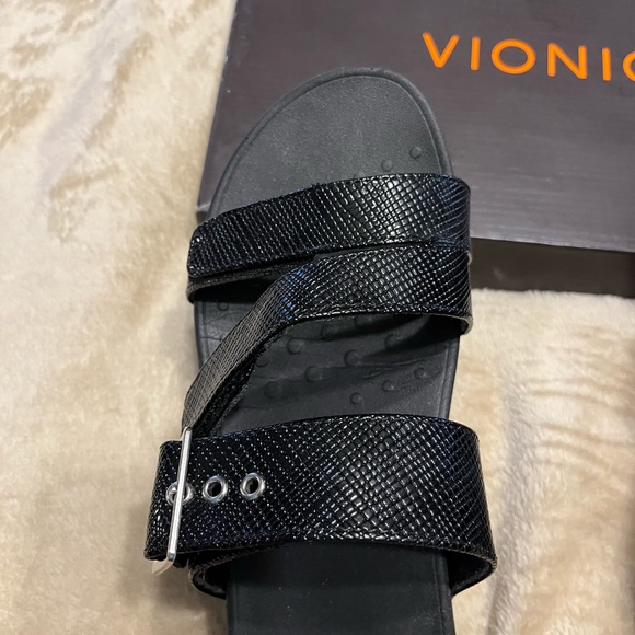 Ladies Vionic sandles - Picture 2 of 8